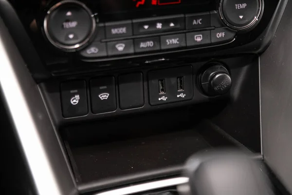 Arabadaki Şarjı Kapat Çakmak Elektrik Usb Bağlantıları Direksiyon Düğmeleri Modern — Stok fotoğraf