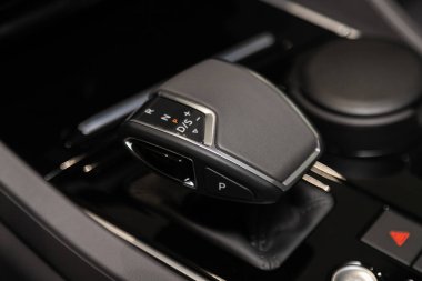 Novosibirsk, Rusya 9 Mart 2020: Volkswagen Toureg, otomatik vites kutusunun yakın görüntüsü. İç araba, otomatik vites kolu.; 