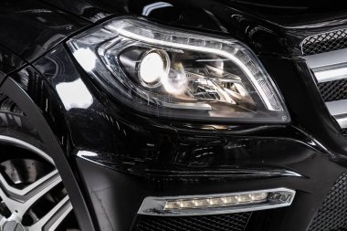 Novosibirsk, Rusya, 07 Mart 2020: Mercedes-Benz Gl-class, Detaylı ışık yakın yeni araba. Dış detay  