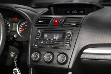 Novosibirsk, Rusya 24 Ocak 2020: Impreza Xv, merkezi kontrol paneline yakın çekim, müzik ve radyo ile izleme, havalandırma, klima, oyuncu. modern araba iç mimarisi