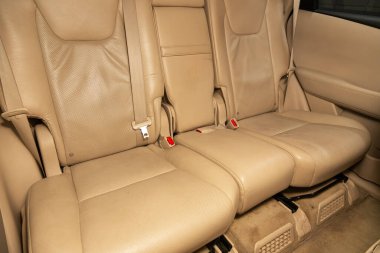 Novosibirsk, Rusya 24 Ocak 2020: Lexus Rx-350, emniyet kemeri takılı bej deri arka koltuklara yakın çekim. modern araba iç mimarisi