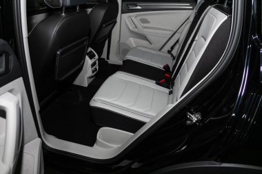 Novosibirsk, Rusya 9 Mart 2020: Volkswagen Tiguan, emniyet kemeri takılı siyah beyaz deri koltuklara yakın çekim. modern araba iç mimarisi