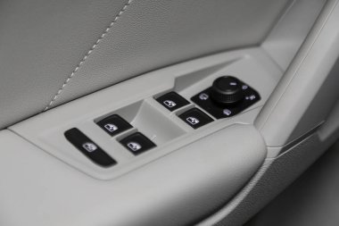 Novosibirsk, Rusya 9 Mart 2020: Volkswagen Tiguan, yeni bir arabanın beyaz kapı kontrol paneline yakın çekim. Pencere kontrol paneli, kapı kilidi düğmesi ve ayna kontrollü kol dinlenmesi. 