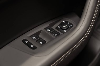 Novosibirsk, Rusya 9 Mart 2020: Volkswagen Toureg, yeni bir arabanın siyah kapı kontrol paneline yakın çekim. Pencere kontrol paneli, kapı kilidi düğmesi ve ayna kontrollü kol dinlenmesi. 