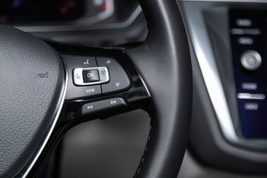 Novosibirsk, Rusya 09 Mart 2020: Volkswagen Tiguan, Hızlı kontrol telefonu, müzik ve diğer işlevler için çok fonksiyonlu yeni siyah direksiyon simidi