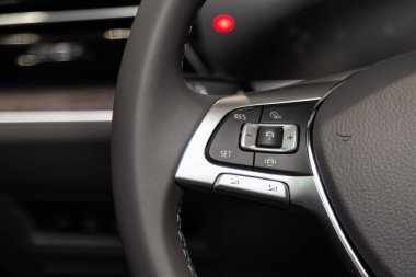 Novosibirsk, Rusya 09 Mart 2020: Volkswagen Toureg, hızlı kontrol telefonu, müzik ve diğer işlevler için çok fonksiyonlu yeni siyah direksiyon simidi