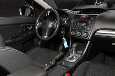 Novosibirsk, Rusya 24 Ocak 2020: Impreza Xv, gösterge paneli, oyuncu, direksiyon, gaz kolu, düğmeler, koltuklar. modern araba iç tasarımı: parçalar, düğmeler, düğmeler 