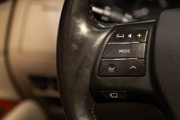 俄罗斯Novosibirsk 2020年1月24日 Lexus 350 新型黑色方向盘 带有多功能按钮 可快速控制电话 音乐和其他功能 — 图库照片
