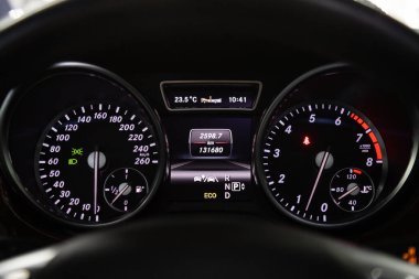Novosibirsk, Rusya 07 Mart 2020: Mercedes-Benz Gl-class, Kilometre, hız göstergesi, takometre, yakıt seviyesi