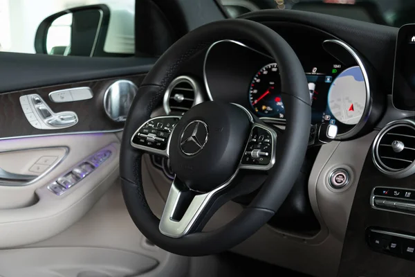 2020年3月7日 俄罗斯Novosibirsk Mercedes Benz Glc级 方向盘 速度计 多媒体系统和仪表盘 — 图库照片