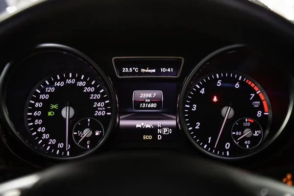 2020年3月7日 俄罗斯Novosibirsk Mercedes Benz Class Close Instrument Car Panel Odometer — 图库照片