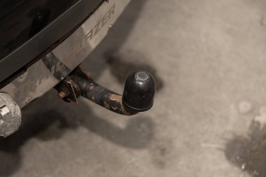  Siyah paslı araba çekici otostop. Araç takibini yakından izle.