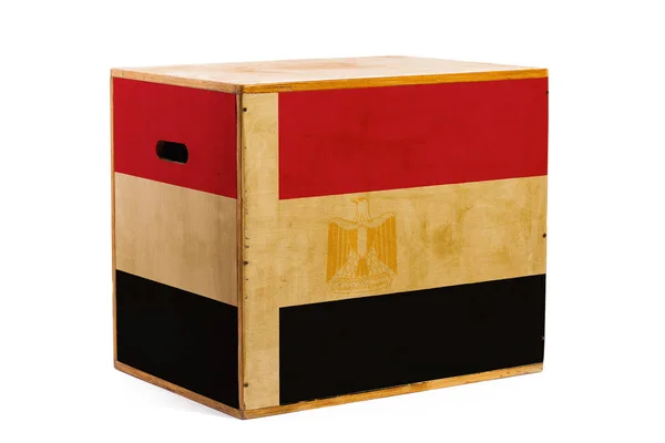 一个木制盒子 用于在白色孤立的背景下可靠地运送各种货物和悬挂埃及国旗的货物 进出口和国家交付货物的概念 — 图库照片