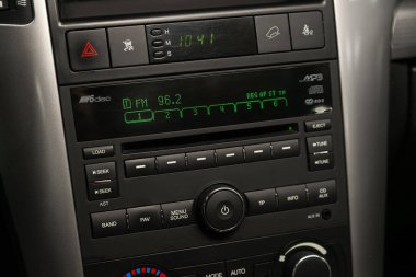 Novosibirsk, Rusya 15 Ocak 2020: Chevrolet Captiva, FM-alıcısı, CD, ses kontrol düğmeleri, şarkılar ve diğer düğmeler arasında geçiş 