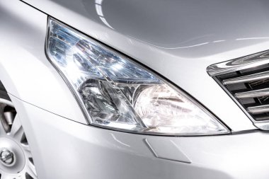 Novosibirsk, Rusya 07 Mart 2020: Nissan Teana, yeni arabanın gümüş ışığı. Dış detay  