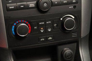 Novosibirsk, Rusya 15 Ocak 2020: Chevrolet Captiva, modern siyah arabanın içi: klima düğmeli klima görüntüsü