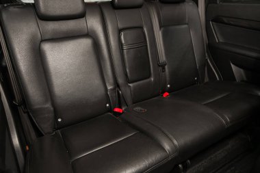 Novosibirsk, Rusya 15 Ocak 2020: Chevrolet Captiva, Deri iç tasarım, araç yolcuları ve emniyet kemerli sürücü koltukları. 