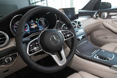 Novosibirsk, Rusya 07 Mart 2020: Mercedes-Benz GLC-Class, gösterge paneli, oyuncu, logo ve düğmeli direksiyon, hız göstergesi ve taktik ölçer