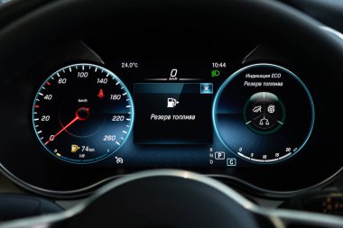 Novosibirsk, Rusya 07 Mart 2020: Mercedes-Benz GLC-Sınıfı, beyaz arka ışıklandırmalı Araç göstergesi: Kilometre, takometre, yakıt seviyesi, su sıcaklığı ve daha fazlası
