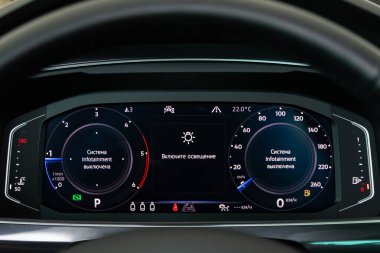 Novosibirsk, Rusya 09 Mart 2020: Gümüş Volkswagen Tiguan, arka görüş. Almanya 'da hafif arka planda park yeri üzerine yapılmış yeni bir konfor. 