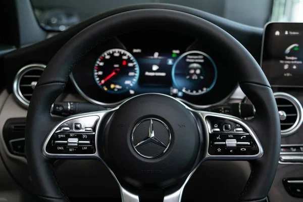 2020年3月7日 俄罗斯Novosibirsk Mercedes Benz Glc Class 仪表盘 带有标识和按钮的方向盘 速度计和速度计 — 图库照片