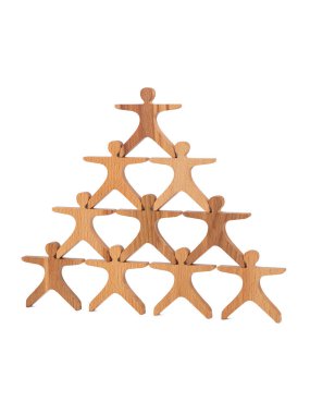 Küçük insanlar şeklinde doğal ahşaptan yapılmış bir çocuk oyuncağının yakın çekimi beyaz izole bir zemin üzerinde piramit şeklinde duruyor. Ebeveynler ve çocuklar için çevre dostu bir oyuncak