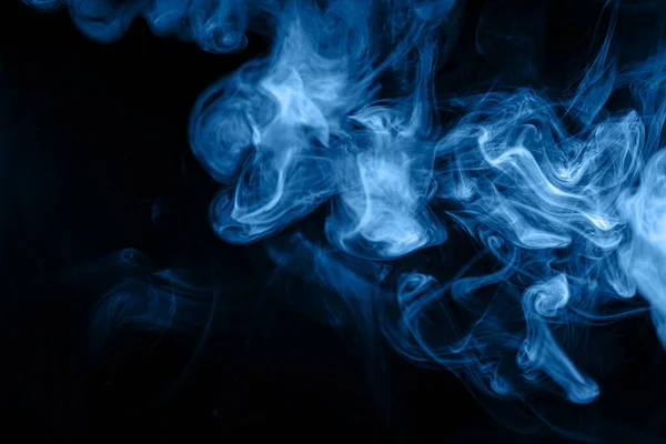 爆発の凍結抽象的な動き青煙黒の背景に複数の色 Vapの煙の背景 — ストック写真