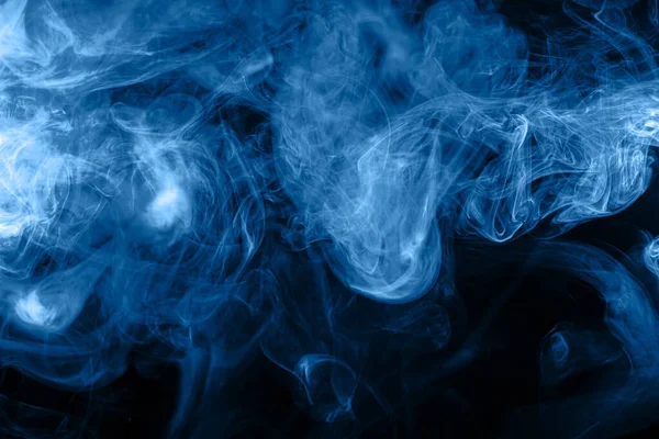 黒を背景に神秘的で素晴らしい形でカラフルな蒸気煙のクローズアップ — ストック写真