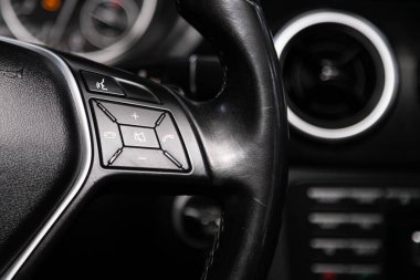 Novosibirsk, Rusya 19 Şubat 2020: Mercedes-Benz B-Class, direksiyon, Müzik, Kontrol Sistemi Fonksiyonu ve arabada sesli telefon. modern araba iç mimarisi