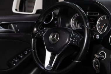 Novosibirsk, Rusya 19 Şubat 2020: Mercedes-Benz B-Sınıfı, Siyah yeni araba içi - hız göstergesi ve takometresi olan gösterge paneli, logo ve düğmeli direksiyon, ön cam