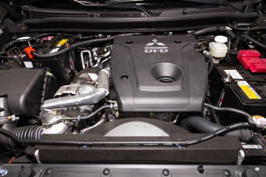 Novosibirsk, Rusya 10 Şubat 2020: Mitsubishi Pajero Spor, temiz bir motor bloğunun kapatılması, İçten yanmalı motor