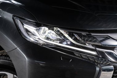 Novosibirsk, Rusya 10 Şubat 2020: Mitsubishi Pajero Sport, modern araba farları teknolojiye öncülük etti. Modern araba ksenon lambasına yakın.