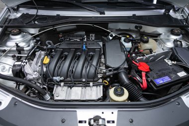 Novosibirsk, Rusya 4 Mart 2020: Lada Largus, temiz bir motor bloğunun kapatılması, İçten yanmalı motor