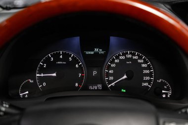 Novosibirsk, Rusya 24 Ocak 2020: Lexus RX350, arabanın ön paneli parlak ışıkla aydınlatılmıştır. Hız göstergesi, daire ölçer, yağ ve yakıt seviyesi