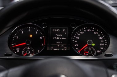 Novosibirsk, Rusya 11 Şubat 2020: Volkswagen Passat CC, arabanın gösterge paneli parlak ışıkla aydınlatılmıştır. Hız göstergesi, daire ölçer, yağ ve yakıt seviyesi