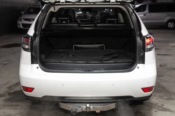 2020年1月24日 俄罗斯Novosibirsk Lexus Rx350 Rear View Car Open Trunk 一辆现代汽车的外面 — 图库照片