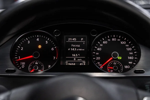 2020年2月11日 大众帕萨特Cc Volkswagen Passat 汽车仪表盘被明亮的灯光照亮 速度计 圆形速度计 机油及燃料水平 — 图库照片
