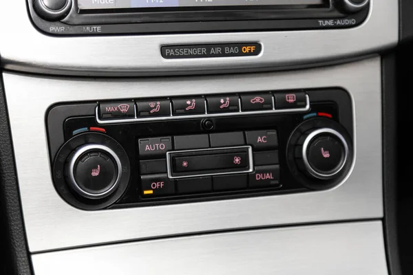 Novosibirsk Russia Volkswagen Passat 자동차 패널을 버튼으로 조절을 수있다 자동차의 — 스톡 사진