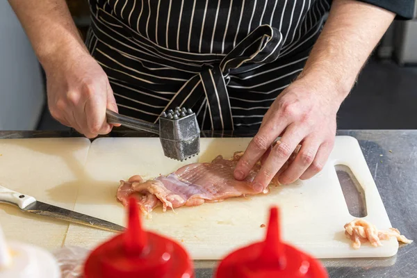 Primer Plano Chef Masculino Delantal Negro Supera Pedazo Carne Pollo —  Fotos de Stock