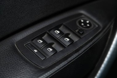  Novosibirsk, Rusya 4 Mart 2020: BMW X3, yeni bir arabanın kapı kontrol paneline yakın çekim. Pencere kontrol paneli, kapı kilidi düğmesi ve ayna kontrollü kol dinlenmesi. 