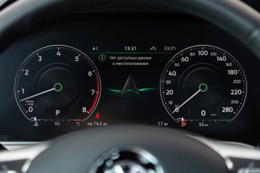  Novosibirsk, Rusya 09 Mart 2020: Volkswagen Touareg, Kilometre, hız göstergesi, takometre, yakıt seviyesi