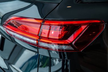  Novosibirsk, Rusya, 09 Mart 2020: Volkswagen Touareg, Detaylı ışık, yeni arabanın yakını. Dış detay  
