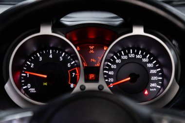  Novosibirsk, Rusya 19 Ocak 2020: Nissan Juke, Kilometre, kilometre sayacı, takometre, yakıt seviyesi ile Alet otomobil panelini kapat