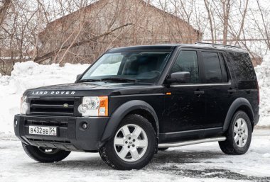  Novosibirsk, Rusya 19 Mart 2020: Land Rover Discovery 3, ön manzara. Novosibirsk 'te kış aylarında park halindeki modern bir cipin fotoğrafı.