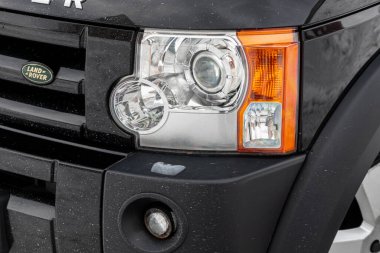  Novosibirsk, Rusya 19 Mart 2020: Land Rover Discovery 3, Detaylı ışık, yeni arabanın yakını. Dış detay  
