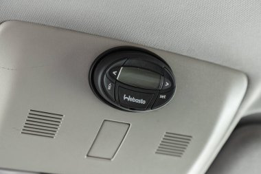  Novosibirsk, Rusya 19 Mart 2020: Land Rover Discovery 3, Westbasto 'nun ayarlama düğmelerine yakın çekim. modern araba iç mimarisi