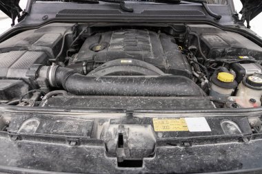  Novosibirsk, Rusya 19 Mart 2020: Land Rover Discovery 3, araba motoru ön görüş detaylarını kapatın. İçten yanmalı motor, araba parçaları, ayrıştırma