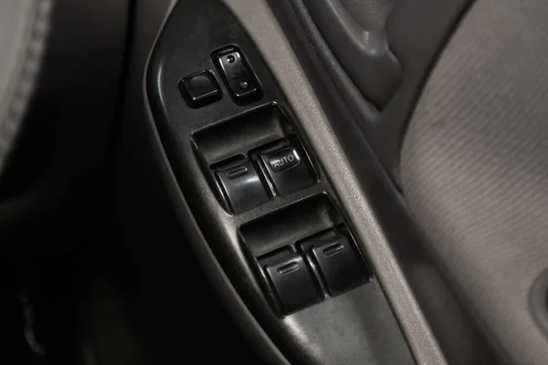 2020年3月4日 俄罗斯Novosibirsk 丰田普拉斯 一款新车门控面板的特写 扶手休息与窗口控制面板 门锁按钮 和镜像控制 — 图库照片