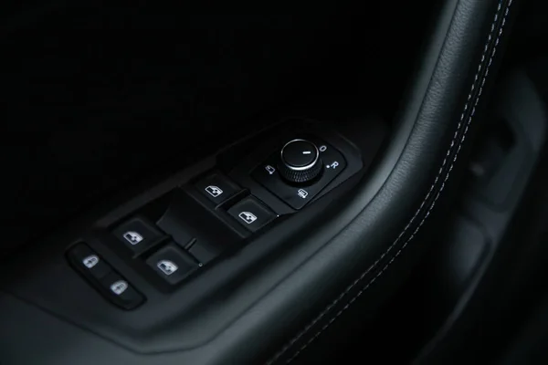 2020年3月9日 俄罗斯Novosibirsk 大众汽车 Volkswagen Touareg 一款新车门控面板的特写 扶手休息与窗口控制面板 门锁按钮 和镜像控制 — 图库照片
