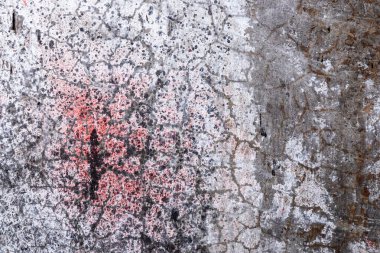 Leke ve çiplerle kaplı gri beton duvar. Endüstriyel eski duvarın dokusu